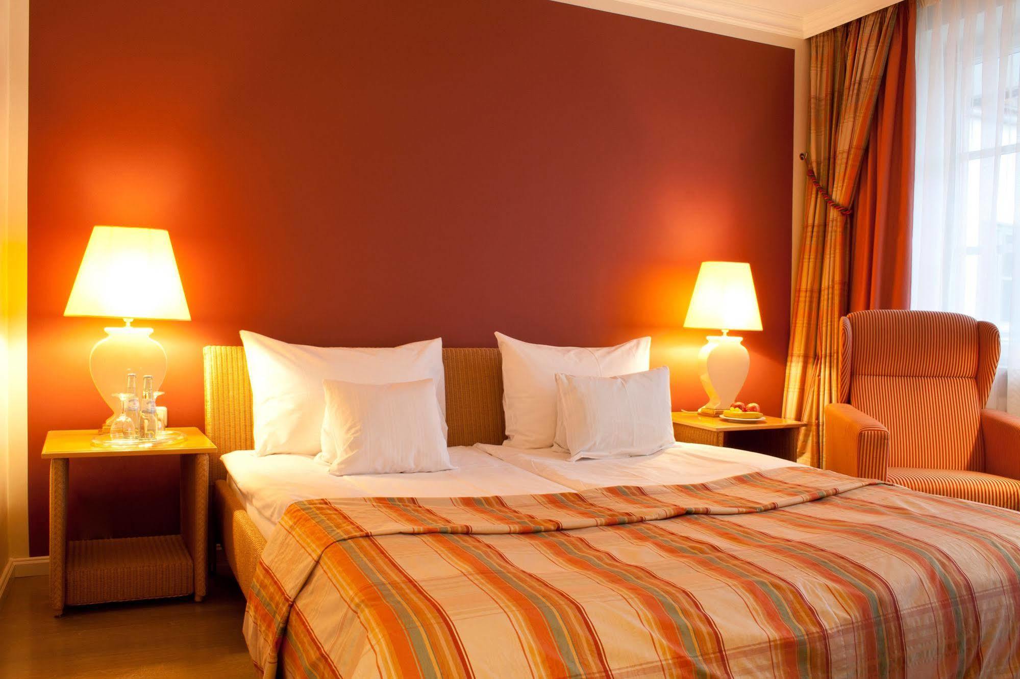 Hotel Zur Post Ашхайм Екстериор снимка