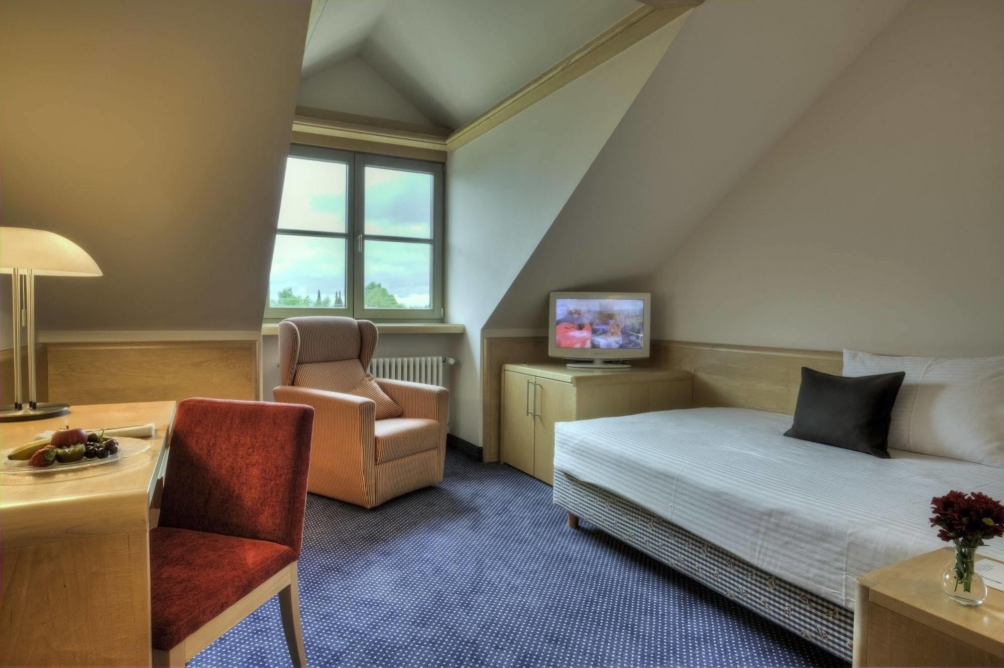 Hotel Zur Post Ашхайм Екстериор снимка