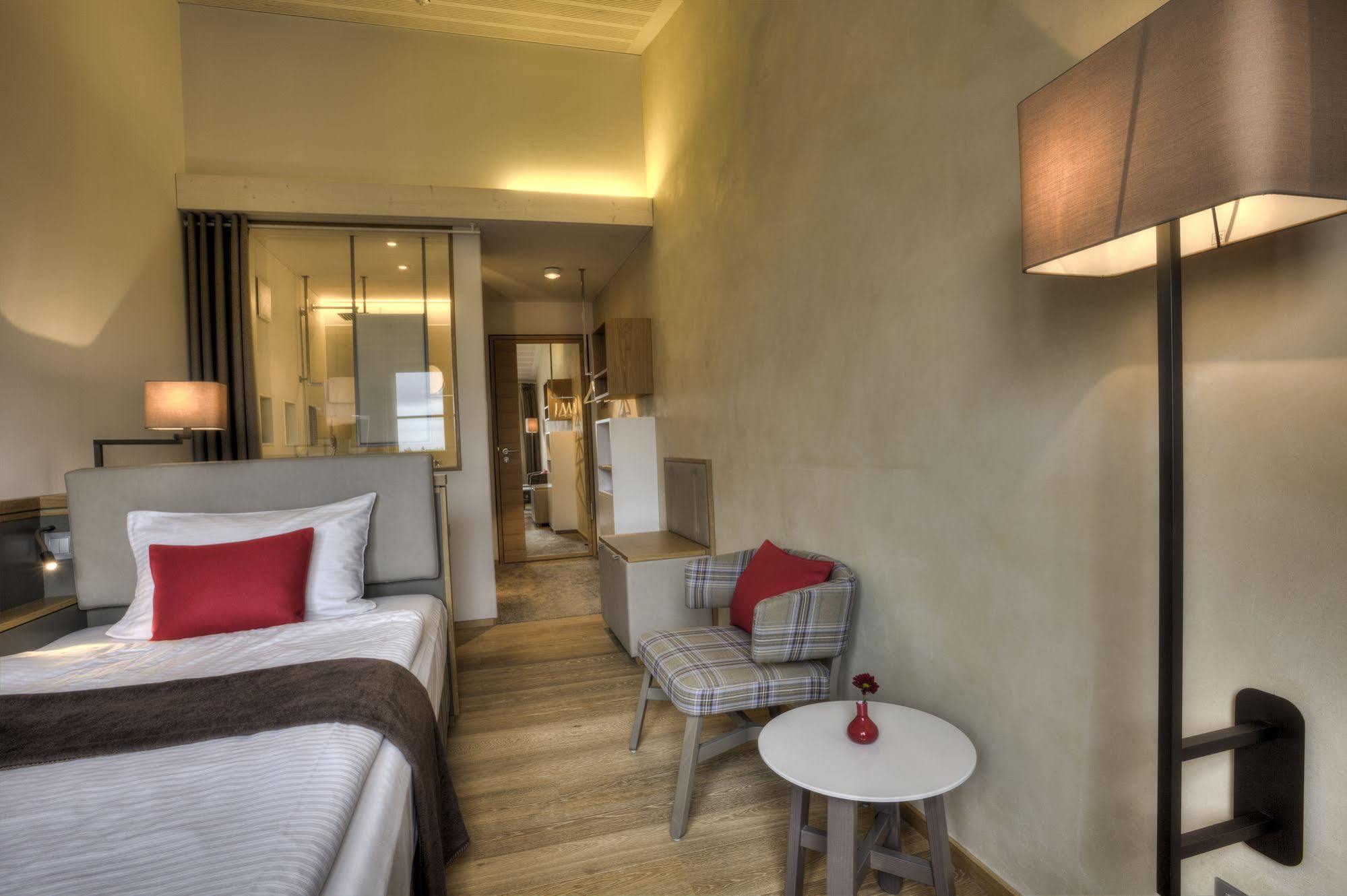 Hotel Zur Post Ашхайм Екстериор снимка