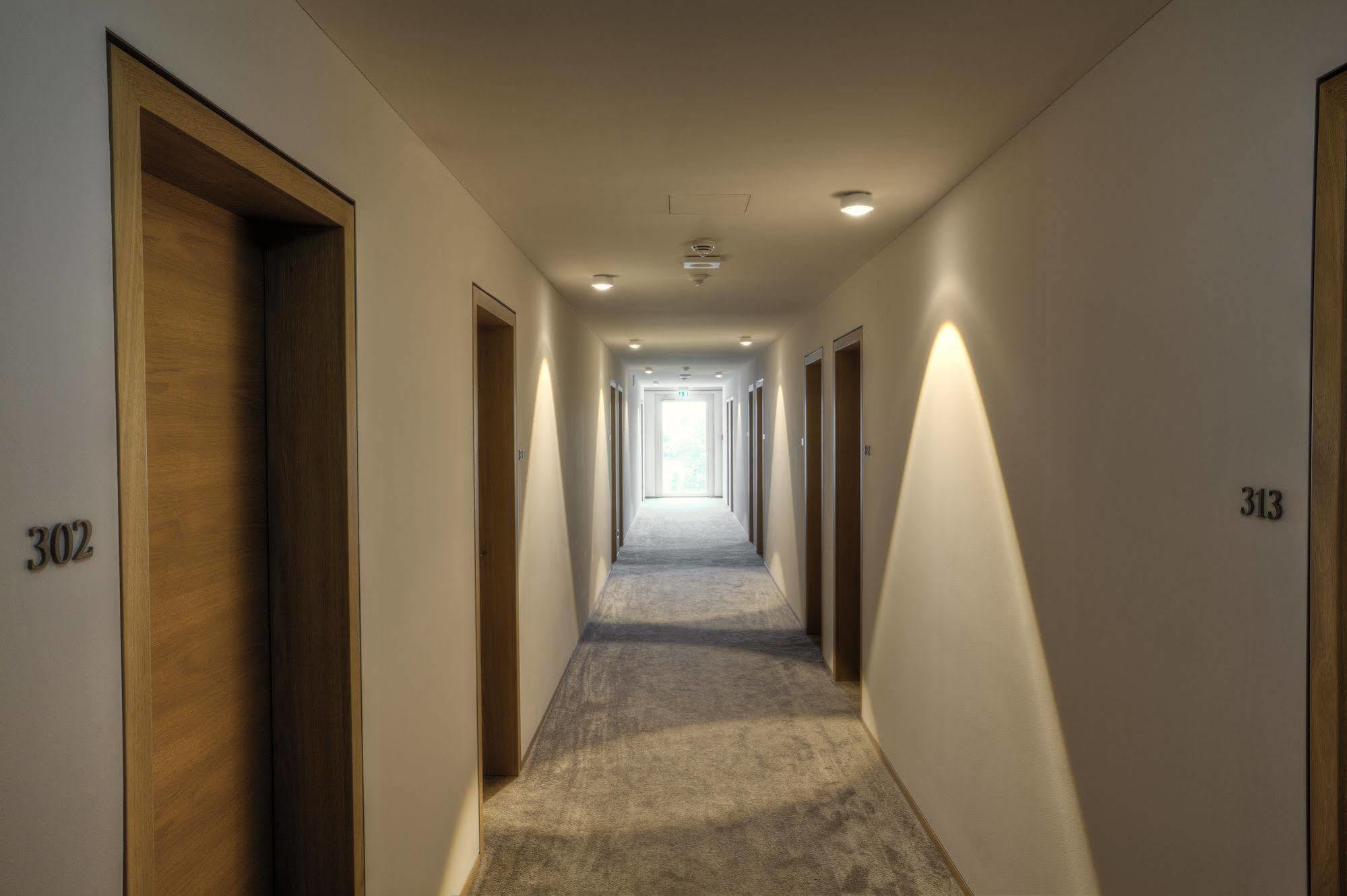 Hotel Zur Post Ашхайм Екстериор снимка